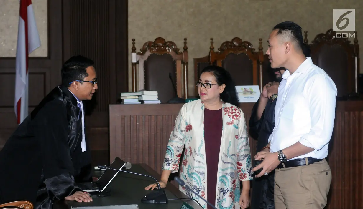 Terdakwa kesaksian palsu dalam perkara korupsi e-KTP, Miryam S. Haryani (tengah) berbincang dengan Jaksa Penuntut Umum KPK jelang mengikuti sidang pembacaan pembelaan di Pengadilan Tipikor, Jakarta, Kamis (2/11). (Liputan6.com/Helmi Fithriansyah)