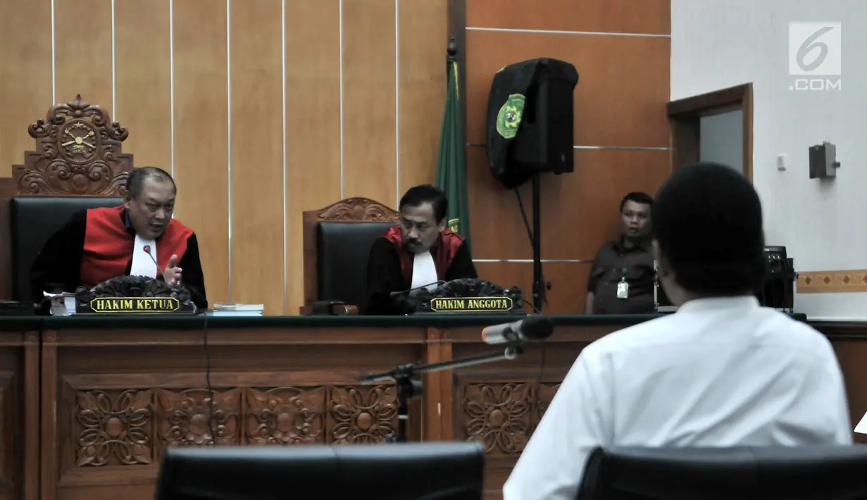 Terdakwa Hercules Rosario Marshal mendengarkan majelis hakim saat menjalani sidang perdana di PN Jakarta Barat, Rabu (16/1). Sidang beragendakan pembacaan dakwaan. (Merdeka.com/Iqbal Nugroho)