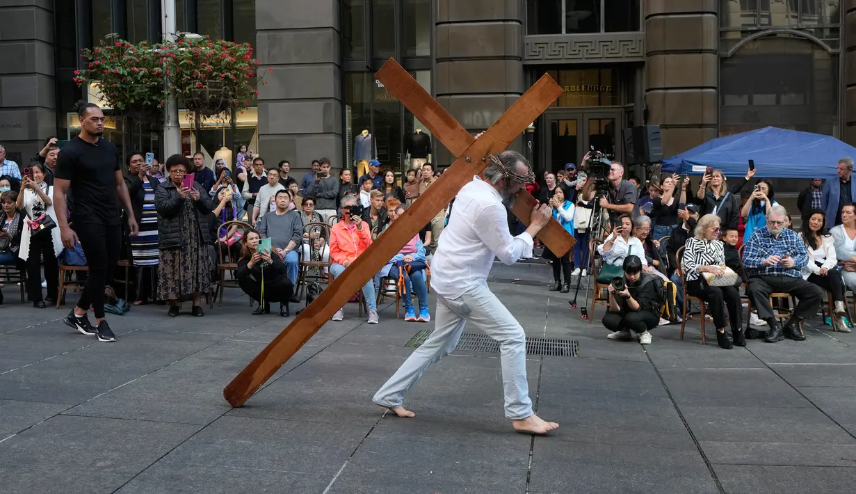 Jalan Salib merujuk pada penggambaran masa-masa terakhir Yesus dan devosi yang memperingati penderitaan tersebut. (AP Photo/Rick Rycroft)