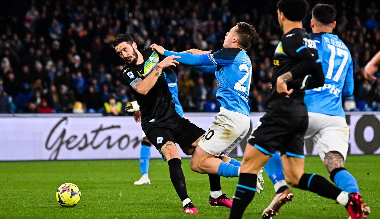 Gelandang Lazio Luis Alberto (Kiri) dan gelandang Napoli Piotr Zielinski berebut bola pada giornata ke-25 Liga Italia di Stadion Diego Armando Maradona, Sabtu (4/3/2023) dini hari WIB. Adapun Lazio naik ke urutan kedua klasemen dengan 48 poin.  (Photo by Alberto PIZZOLI / AFP)