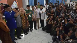 Sejumlah fotografer mengabadikan Pasangan Sudirman Said dan Ida Fauziah saat mendaftar sebagai Cagub dan Cawagub Jawa Tengah di KPUD Jateng, Rabu (10/1). Pasangan ini didukung oleh Partai Gerinda, PKS , PKB dan PAN. (Liputan6.com/Gholib)