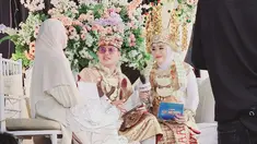 Pada momen resepsi pernikahan yang diadakan setelah prosesi akad nikahnya, Andika dan Ayu tampil serasi mengenakan busana adat khas Lampung. Istri Andika yang diketahui berprofesi sebagai dokter juga tampil menawan mengenakan mahkota khas Lampung. (Liputan6.com/IG/@pb_gemilang_lampung)