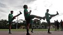 Peregangan otot oleh pemain Timnas U-19 sebelum berlatih di Stadion Atang Sutresna Kopasus, Cijantung, Kamis (06/04/2017). Latihan ini bagian dari seleksi tim persiapan Piala AFF U-18 di Myanmar. (Bola.com/Nicklas Hanoatubun)