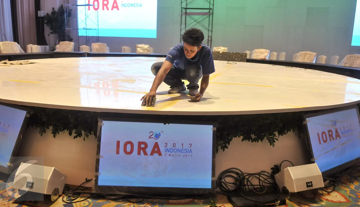 Pekerja menyelesaikan venue ruangan untuk IORA ke-20 di Gedung JCC, Jakarta, Sabtu (4/3). IORA adalah Asosiasi Negara-Negara Lingkar Samudera Pasifik. Jakarta menjadi tuan rumah di tengah Keketuaan Indonesia sejak 2015. (Liputan6.com/Yoppy Renato)
