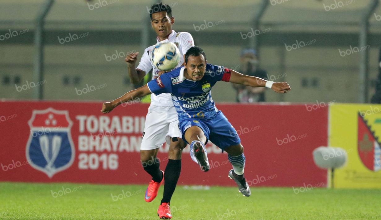 Pemain Persib Bandung, Atep menghalau bola dari hadangan Bali United  pada laga semifinal Torabika Bhayangkara Cup 2016 di Stadion Si Jalak Harupat, Bandung, Rabu (30/3/2016). (Bola.com/NIcklas Hanoatubun)