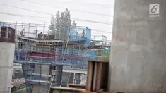 Pekerja menyelesaikan pembangunan proyek Light Rail Transit (LRT) Jabodebek fase I di kawasan Cawang, Jakarta, Senin (14/1). Progres konstruksi stasiun LRT Cawang, Jakarta Timur sudah mencapai 62,2 persen. (Liputan6.com/Faizal Fanani)