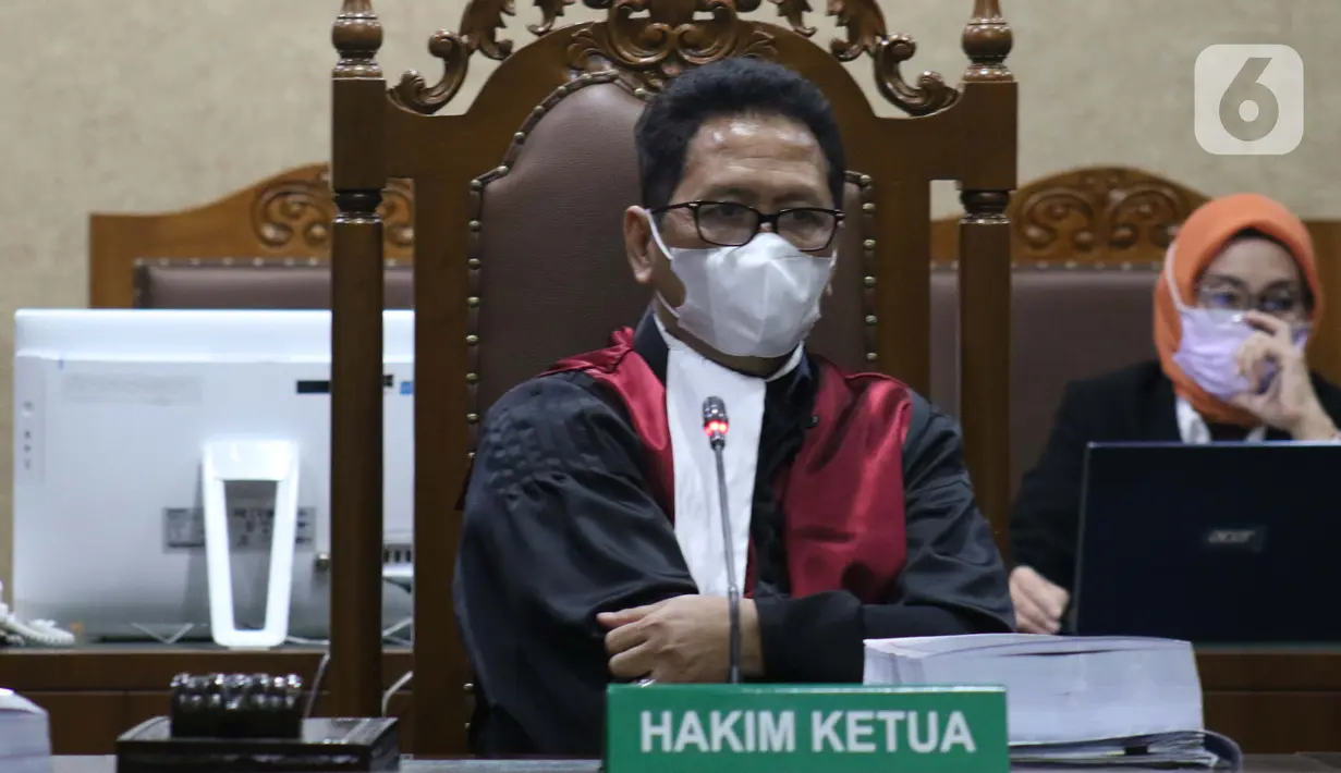 Majelis Hakim Pengadilan Tipikor Jakarta mengenakan masker saat menyimak pembacaan tuntutan terhadap Gubernur nonaktif Kepulauan Riau (Kepri) Nurdin Basirun, Rabu (18/3/2020). JPU KPK menuntut Nurdin Basirun dengan hukuman enam tahun penjara serta denda Rp250 juta. (Liputan6.com/Helmi Fithriansyah)
