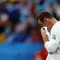 Pemain depan Timnas Inggris, Wayne Rooney menyeka wajahnya usai dikalahkan Uruguay 1-2 di babak penyisihan Piala Dunia 2014 Grup D di Stadion Corinthians, Sao Paulo, Brasil, (20/6/2014). (REUTERS/Ivan Alvarado) 