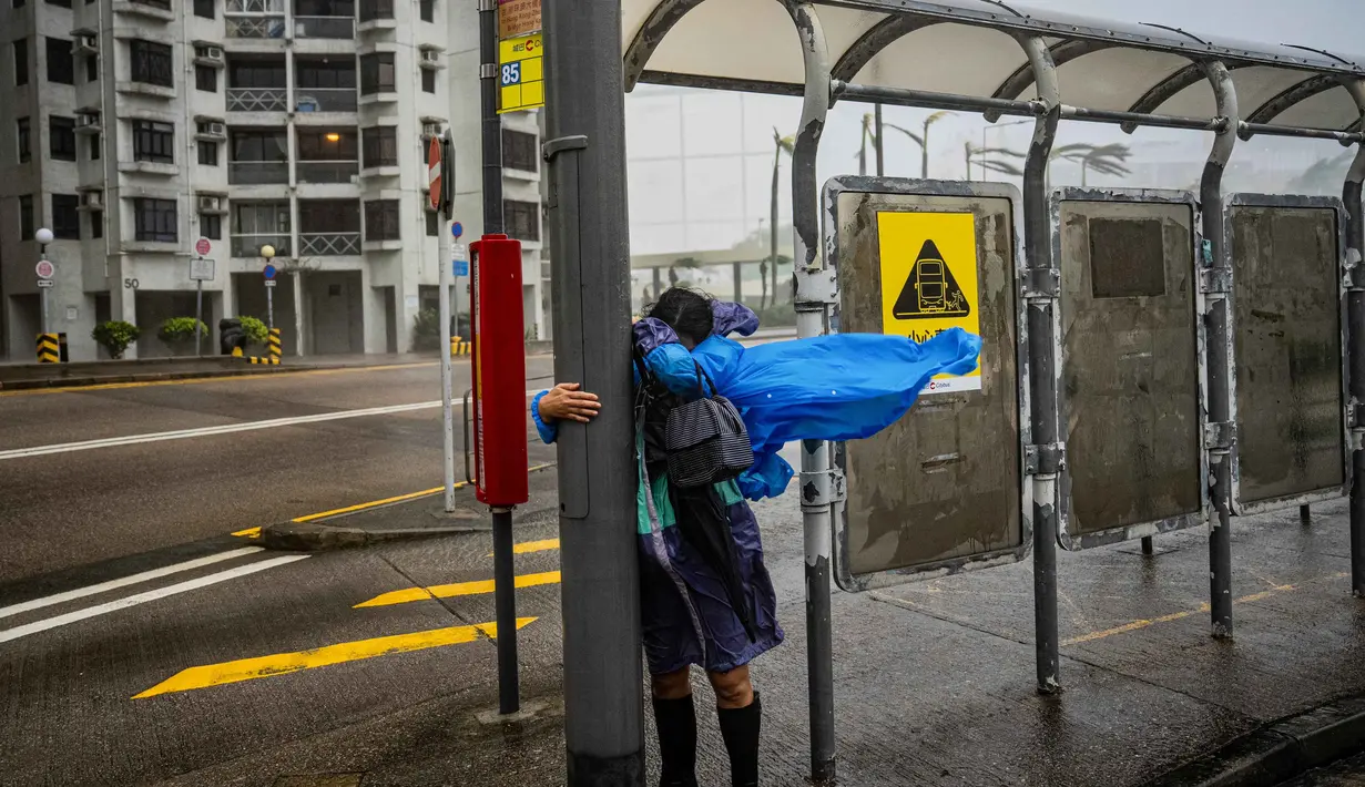 Sebelumnya, Hong Kong menetapkan Level 8 dari 10 kemungkinan tingkatan dari peringatan cuaca sebagai persiapan menghadapi Topan Super Ragasa. (Leung Man Hei/AFP)