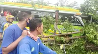 Kecelakaan bus wisata yang juga melibatkan sejumlah sepeda motor dan menewaskan empat orang dan belasan lainnya luka-luka di Garung, Wonosobo. (Foto: Liputan6.com/Istimewa-Grup RAPI BNA)