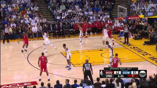 VIDEO: James Harden Cetak 27 Poin Hadapi Warriors
