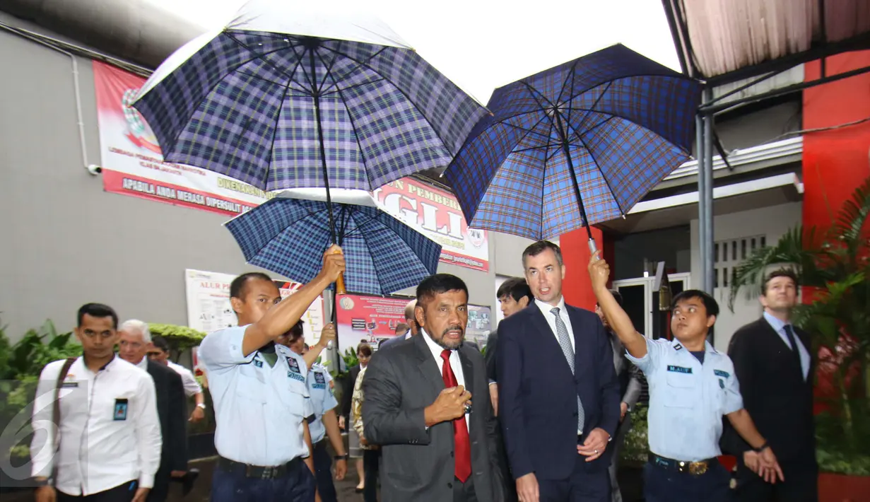 Menteri Kehakiman Australia Michael Keenan saat mengunjungi Lembaga Pemasyrakatan Cipinang, Jakarta, Rabu (1/2). (Liputan6.com/Helmi Afandi)