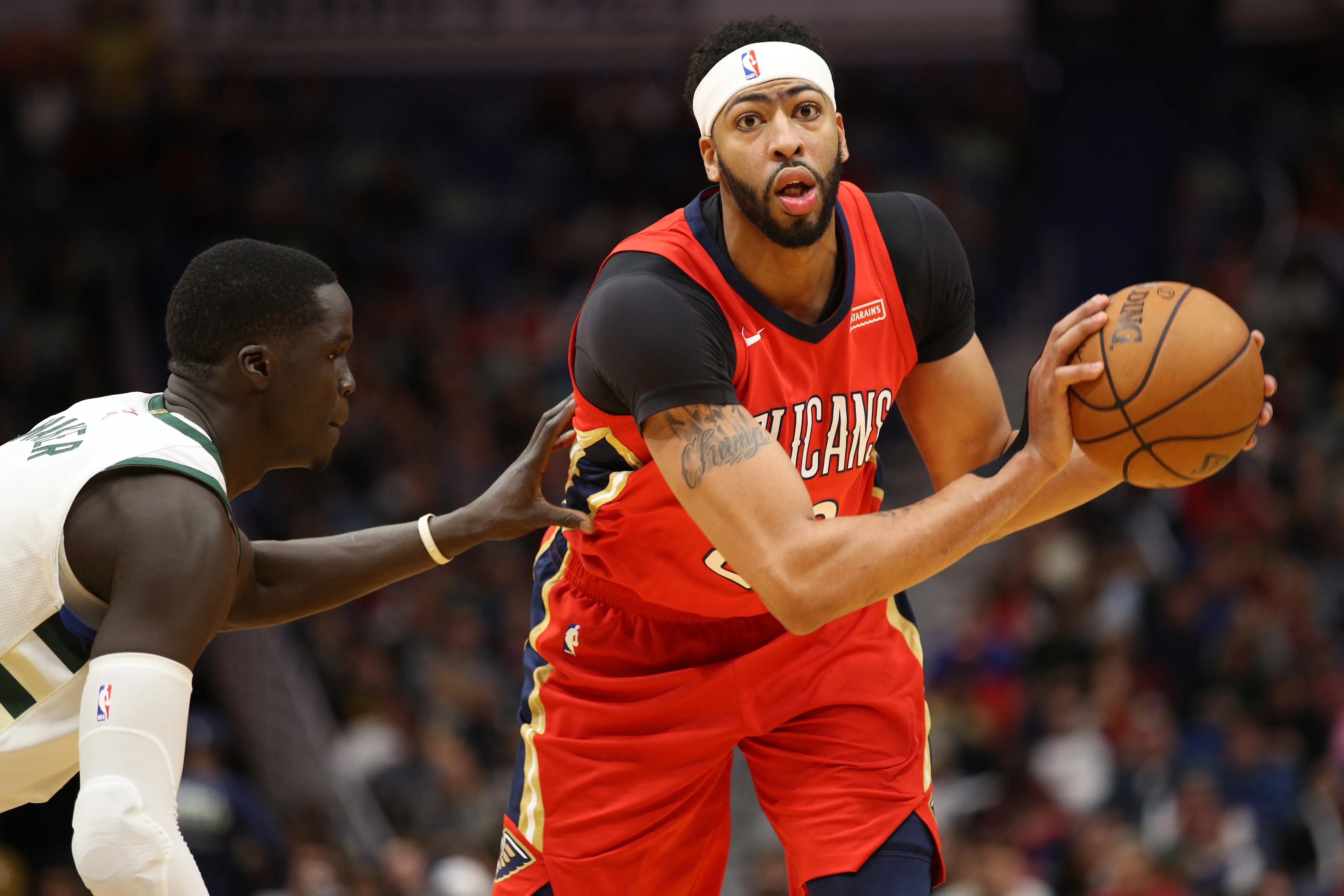 Anthony Davis mengirimkan dukungan untuk rekan setimnya, DeMarcus Cousins  (Rob Carr / GETTY IMAGES NORTH AMERICA / AFP)