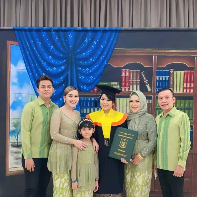 6 Potret Bahagia Wisuda Adik Ayu Ting Ting, Keluarga Tampil Kompak