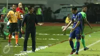 Pelatih Persib, Djajang Nurdjaman (tengah) memberi arahan pada Shohei Matsunaga pada lanjutan Liga 1 melawan PS TNI di Stadion Pakansari, Kab Bogor, Sabtu (22/4). PS TNI bermain imbang Persib 2-2. (Liputan6.com/Helmi Fithriansyah)