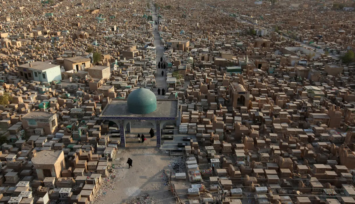 Pemandangan pemakaman Wadi al-Salam dari atas, terlihat di Najaf, selatan Baghdad, Irak, 3 Agustus 2016. Pemakaman seluas 1.485,5 hektar sudah ada sejak 1.400 tahun lalu. (REUTERS/Alaa Al-Marjani)