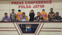 Polda Jatim meringkus dua pelaku tindak pidana penipuan dan penggelapan dengan modus penggunaan kontrak fiktif. (Dian Kurniawan/Liputan6.com)