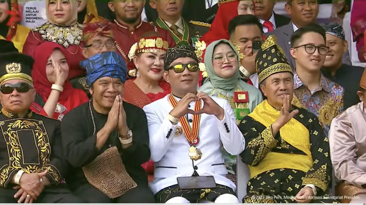 Gubernur Jawa Barat Ridwan Kamil salam heart menunggu Upacara Penurunan Bendera Merah Putih di Istana, Kamis (17/8/2023) dilakukan.