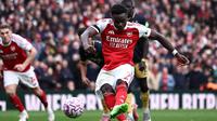 Bukayo Saka mengeksekusi penalti dan membawa Arsenal unggul 2-0 atas West Ham United dalam lanjutan Premier League 2025/2026 di Emirates Stadium, Sabtu (4/10/2025). (HENRY NICHOLLS / AFP)