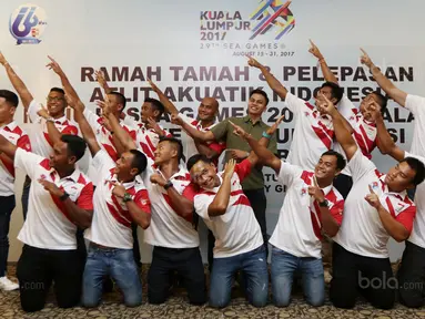 Gaya Tim Polo Air Putra Indonesia saat berfoto pada acara pelepasan tim Akuatik Indonesia di Epicentrum, Jakarta, Jumat (11/8/2017). Akuatik menargetkan lima emas pada  SEA Games 2017. (Bola.com/Nicklas Hanoatubun)