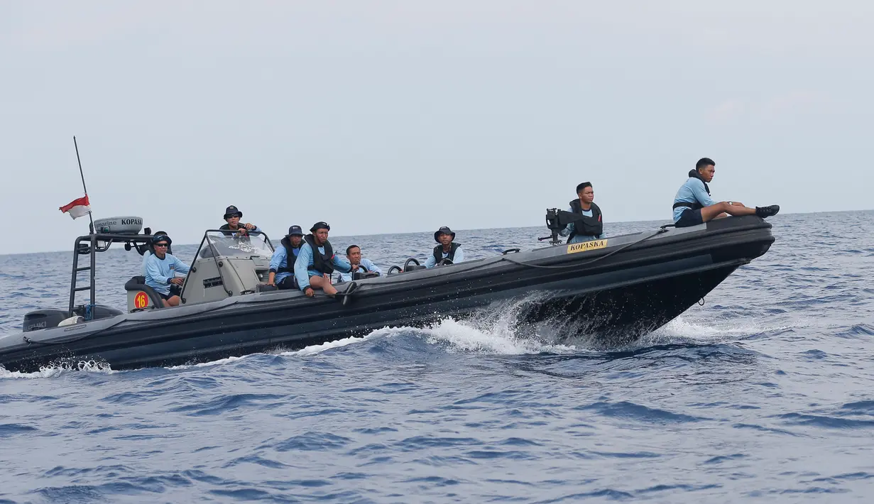 Penyelam Komando Pasukan Katak (Kopaska) TNI AL mencari korban pesawat Lion Air JT 610 yang jatuh di perairan Tanjung Karawang, Jawa Barat, Selasa (30/10). Lion Air JT 610 yang jatuh berjenis Boeing 737 MAX 8. (AP Photo/Tatan Syuflana)