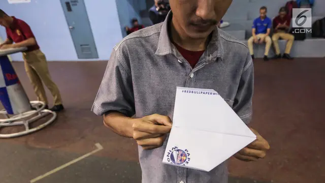 Melihat Serunya Pilot Terbaik Terbangkan Pesawat Kertas