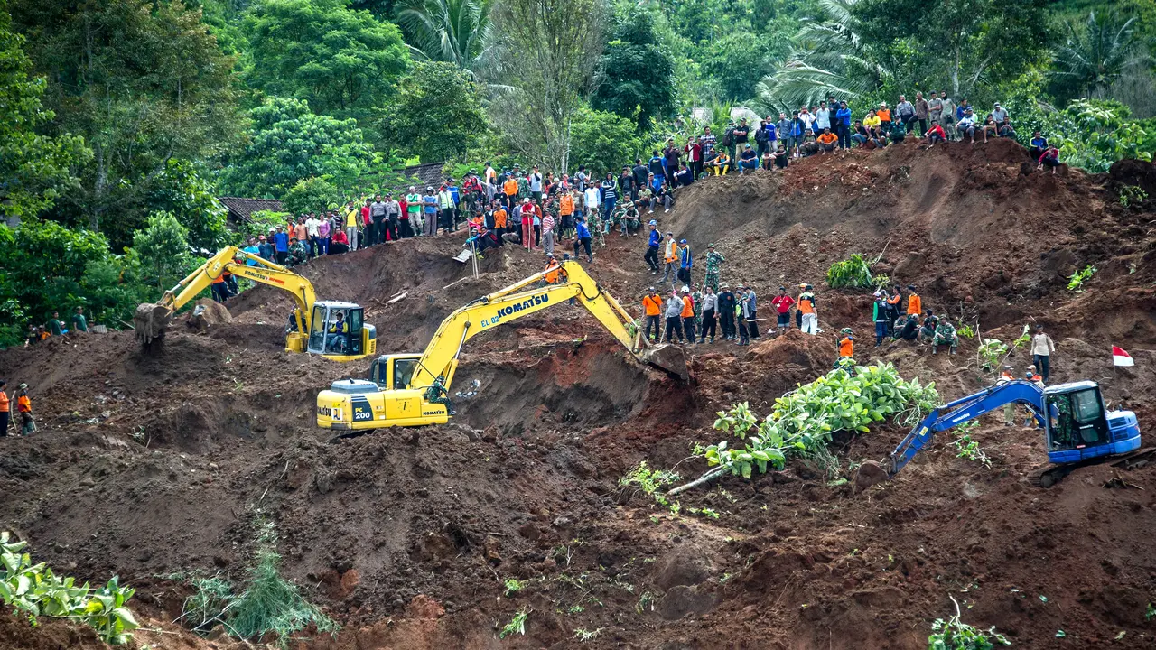 20170402-Operasi Pencarian Korban Longsor di Ponorogo-AFP
