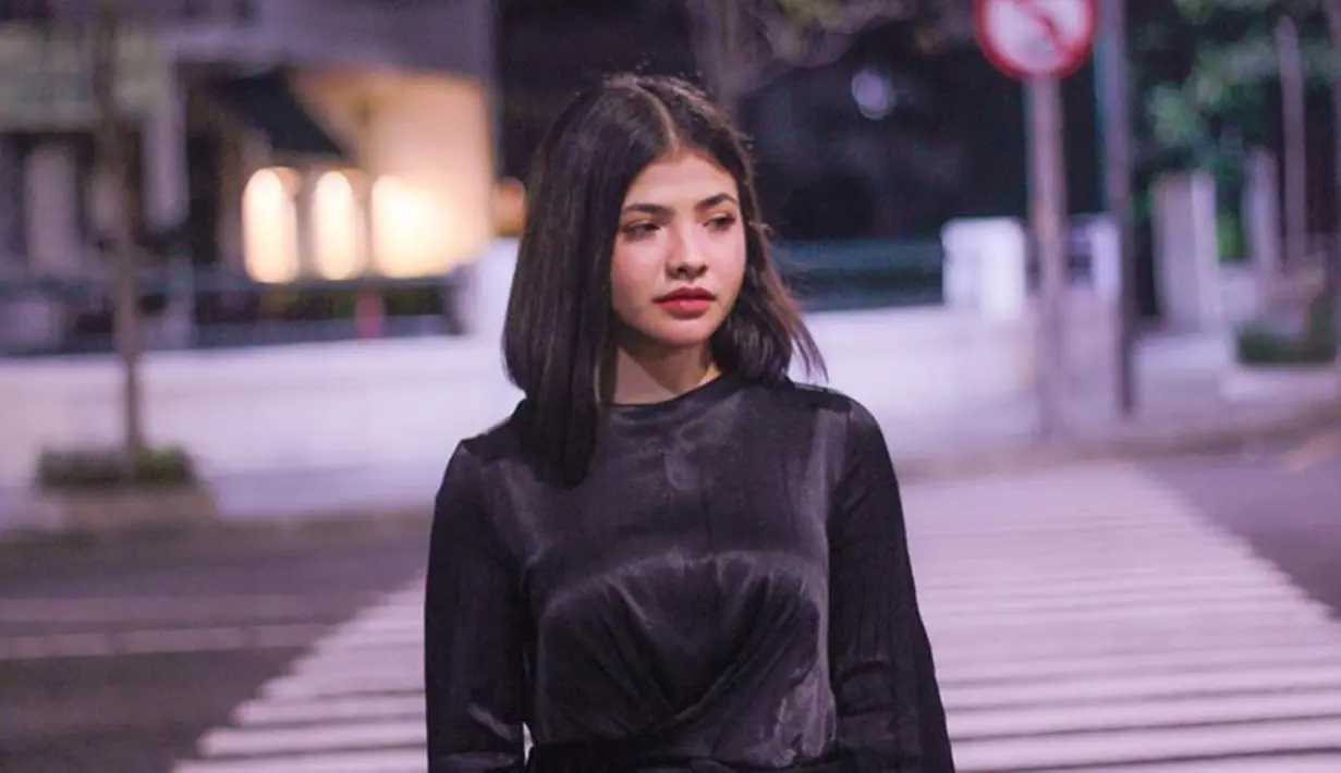 Kali ini, wanita asal Surabaya ini memilih mengenakan kaus panjang berwarna hitam. Penampilannya yang keren ini berhasil membuat penggemarnya terpesona. Selain itu, penampilannya dalam mengenakan busana juga bisa menjadi panutan. (Liputan6.com/IG/@sarafajira)