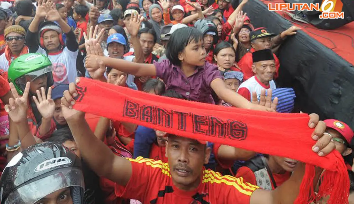 Beberapa dari mereka tampak membawa anak-anak untuk ikut berpanas-panasan mengikuti kampanye (Liputan6.com/Herman Zakharia)