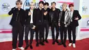 Boyband Korea Selatan, Bangtan Boys alias BTS berpose di karpet merah ajang American Music Awards 2017 di Los Angeles, Minggu (19/11). Grup beranggotakan tujuh personel itu kompak mengenakan busana keluaran Saint Laurent. (Jordan Strauss/Invision/AP)