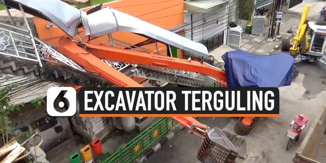 VIDEO: Excavator Terguling Menghantam JPO