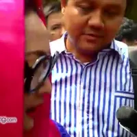 Setelah ditahan selama 4 hari, Saipul Jamil akhirnya dibesuk rekan sesama artis. Inul Daratista tercatat menjadi yang pertama menjenguk bang Ipul dibalik jeruji besi.