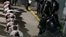 Sebelumnya, Militer Honduras juga memusnahkan senjata api berkekuatan tinggi yang disita dari geng Barrio 18 dan Mara Salvatrucha (MS-13) dari penjara Honduras di markas besar Polisi Militer Publik Pesan (PMOP) di Tegucigalpa.   (HANDOUT/HONDURAS MILITARIZED POLICE/AFP)