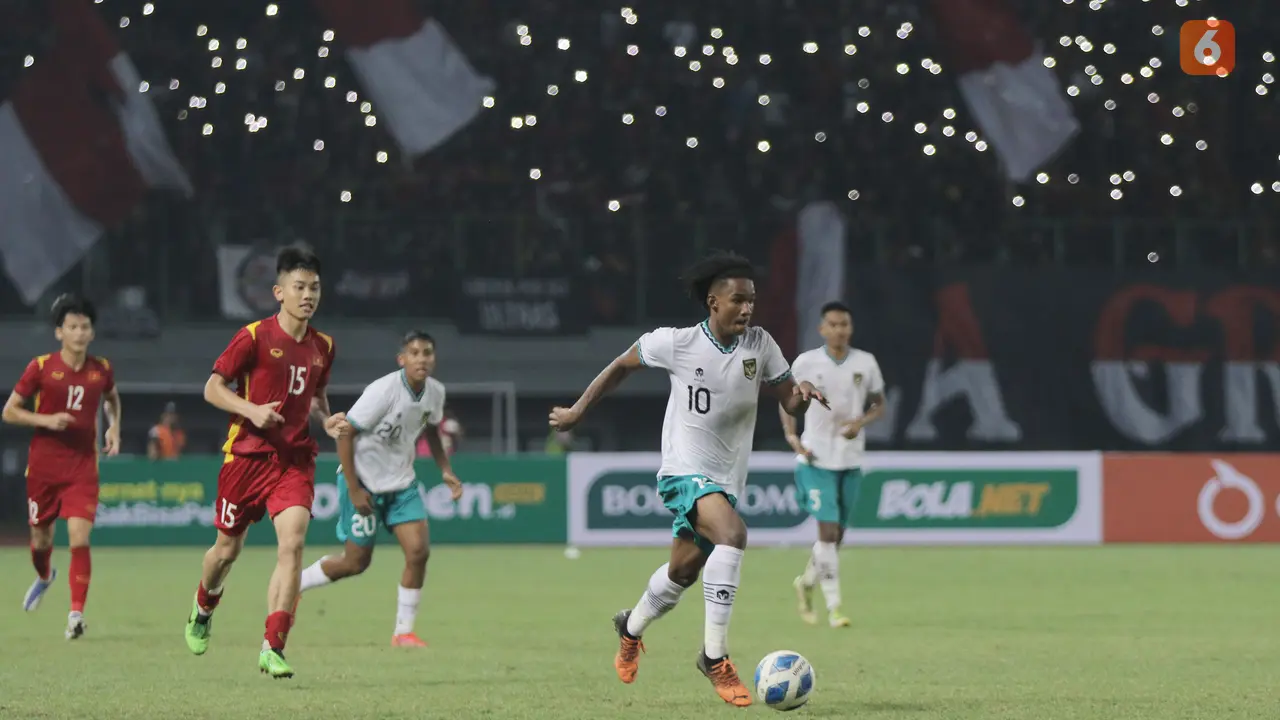 Foto: Aksi Dansa Marselino Ferdinan dan Ronaldo Kwateh Yang Membuat Vietnam Kerepotan