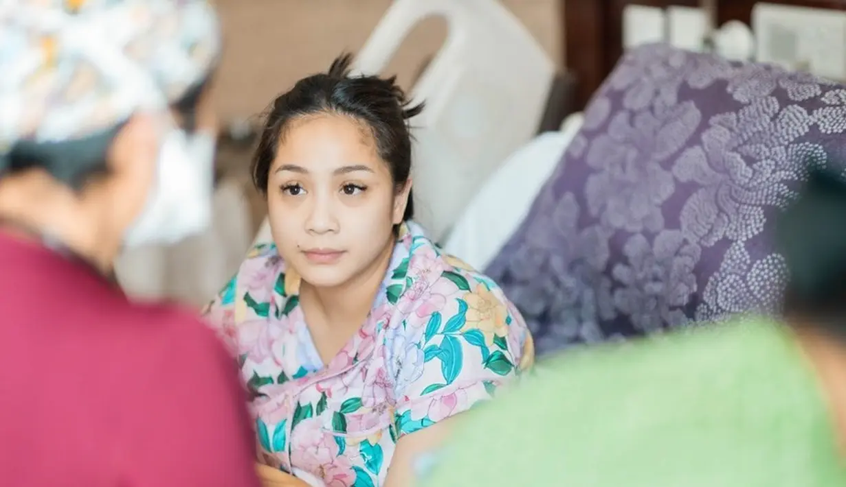 Pattern floral yang manis juga menjadi motif piyama pilihan Nagita saat masih menginap di RS, masih dari Peter Alexander seharga Rp977 ribu. (Foto: Instagram @raffinagita1717)