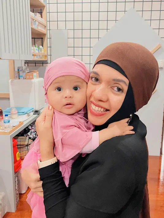 Lenggogeni Faruk dari keluarga Gen Halilintar saat bersama cucunya, Ameena Hanna Nur Atta, putri dari Atta Halilintar dan Aurel Hermansyah. (Instagram @genifaruk)