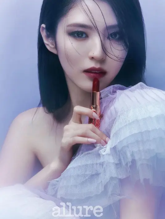 Melihat lebih dekat lagi bagaimana fitur mata Han So Hee menjadi sangat tegas dengan riasan smokey eyes. Di sini, ia juga menonjolkan area bibir dengan lipstik berwarna merah matte. Foto: Instagram.