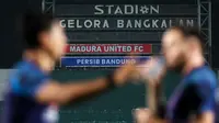 Siluet dua Pemain Persib Bandung dengan latar belakang papan skor dalam sesi official training di Stadion Gelora Bangkalan, Madura, Kamis (30/5/2024) jelang laga leg kedua final Championship Series BRI Liga 1 2023/2024 menghadapi Madura United, Jumat, 31 Mei 2024. (Bola.com/Bagaskara Lazuardi)