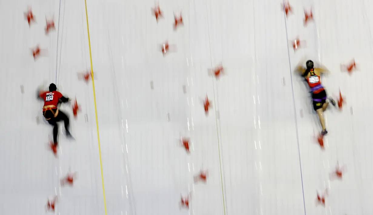 Atlet panjat tebing wanita Indonesia dan China saat bertanding pada laga final Asian Games di Palembang, Senin (27/8/2018). (AP/Vincent Thian)