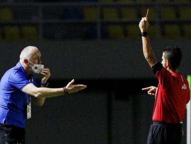 Pelatih PSIS Semarang, Dragan Djukanovic, mendapat kartu merah pada laga melawan Barito Putera di Piala Menpora 2021 di Stadion Manahan, Solo, Minggu (21/03/2021).(Bola.com/M Iqbal Ichsan)