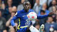 Pemain Chelsea, N'Golo Kante berusaha mengontrol bola dalam pertandingan lanjutan Liga Inggris 2021/2022 melawan West Ham United yang berlangsung di Stamford Bridge, Minggu (24/4/2022). NGolo Kante juga bakal berstatus penggangguran pada 1 Juli 2023. Gemuknya lini tengah Chelsea dengan gempuran pemain baru memungkin dirinya tidak akan diperpanjang kontraknya oleh Chelsea dan akan berstatus bebas transfer pada akhir musim ini. (AFP/Justin Tallis)