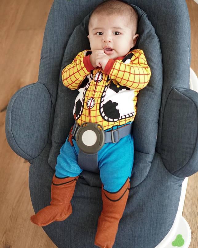 Lucunya baby Raphael kenakan kostum karakter Woody. Credit: via instagram.com/sandradewi88