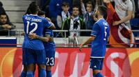 Para pemain Juventus merayakan gol ke gawang Olympique Lyon pada laga Grup H Liga Champions di Parc Olympique Lyonnais, Lyon, Selasa (18/10/2016). (AFP/Jeff Pachoud)