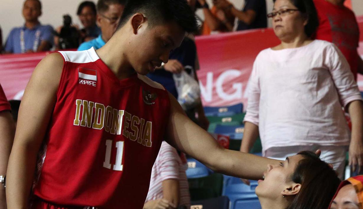 Andakara Prastawa Dhyaksa mesra dengan Yolla Yuliana. (Bola.com/Arief Bagus)