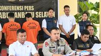 Polisi saat merilis kasus kematian gadis 14 tahun yang ditemukan meninggal dunia tergantung di tiang rumahnya di Labuhanratu Selatan Sumut. (Liputan6.com/ Reza Effendi)