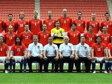 Czech national football players pose for a team picture at the Slavia Prague stadium on May 26 2008, in Prague ahead of the UEFA Euro 2008 European Football Championships co-hosted by Austria and Switzerland. AFP PHOTO/ MICHAL CIZEK