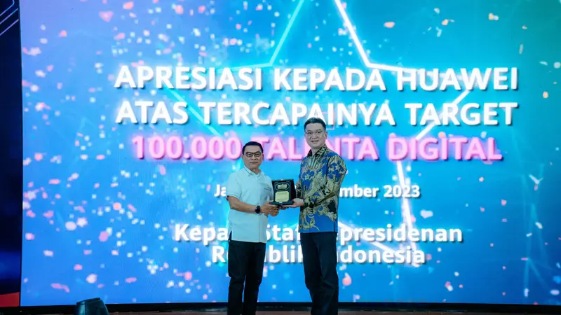 Kepala KSP Jenderal (Purn) Moeldoko (kiri) bersama CEO Huawei Indonesia, Mr. Long. (Huawei)