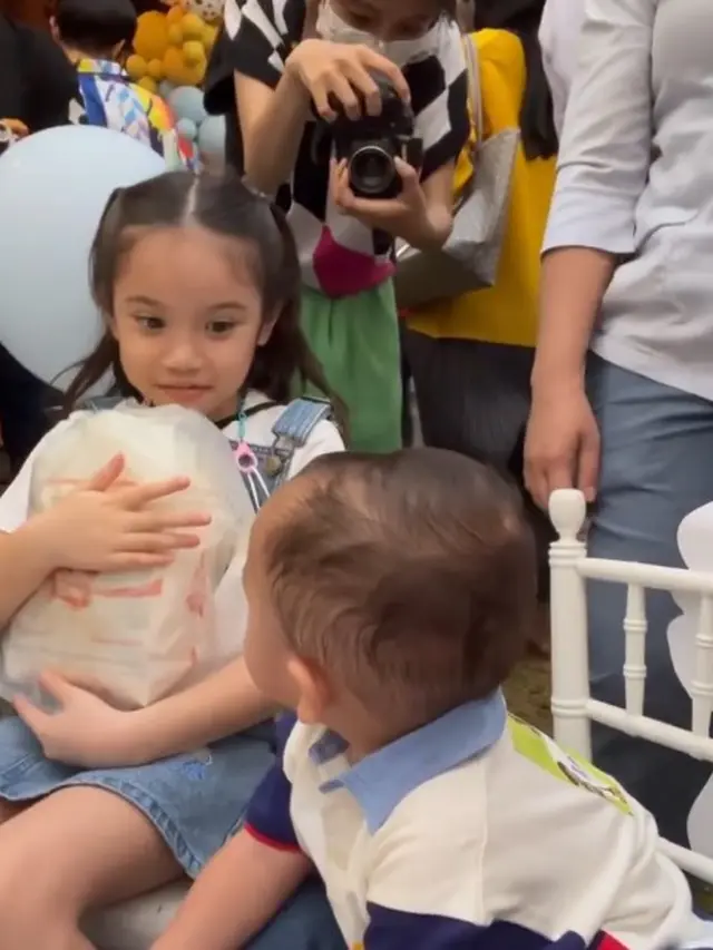 6 Potret Lucu Rayyanza dan Gempi Makan Popcorn di Ulang Tahun Xabiru