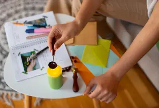 Salah satu pilihan terbaik saat libur sekolah adalah mengajak anak melakukan aktivitas DIY atau do it yourself menggunakan barang bekas di rumah. Selain melatih kreativitas, kegiatan ini juga mengajarkan anak tentang pentingnya memanfaatkan kembali barang yang sudah tidak terpakai. (foto/dok; freepik)