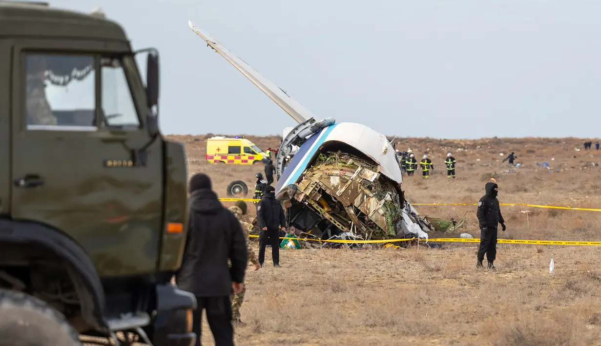 Pesawat berjenis Embraer 190 tersebut membawa 67 penumpang dari ibu kota Azerbaijan, Baku, menuju Grozny di wilayah Chechnya, Rusia. (Issa Tazhenbayev/AFP)